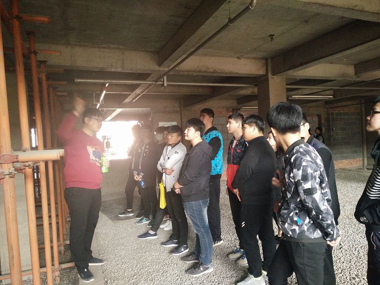 老師在現(xiàn)場授課
