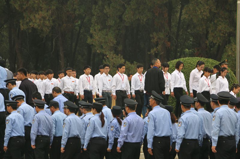 作為邯鄲市大中專學(xué)生代表參加全市公祭儀式